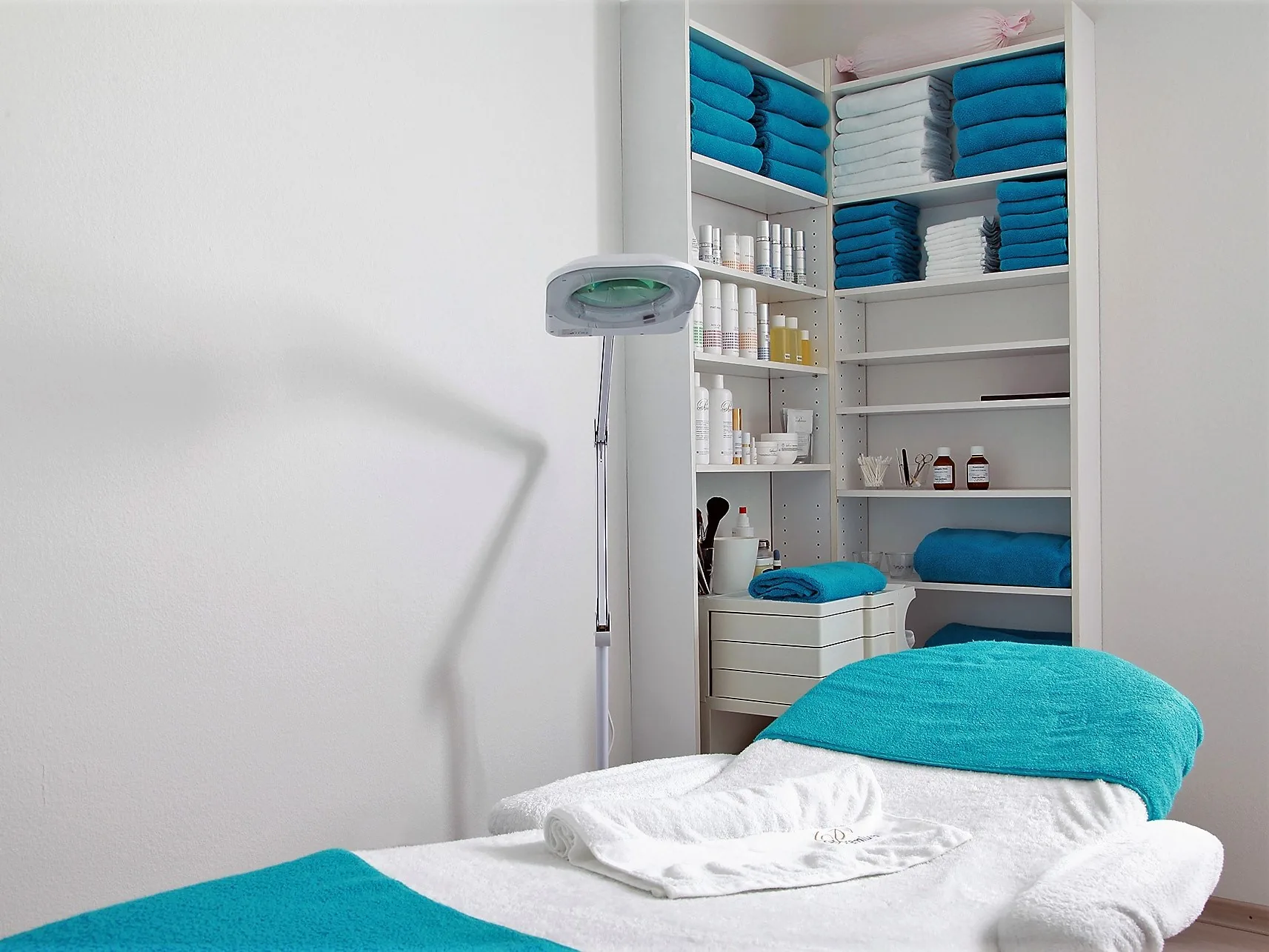 Behandlungszimmer mit türkisen Akzenten
